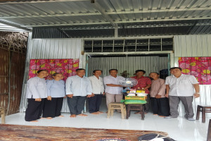 Hoa Hao Buddhist Executive Board in Dong Thap presents charity houses to disadvantaged households