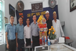 GCRA official pays Ramadan visits to Islamic communities in Ninh Thuan