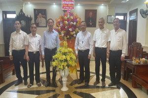 Government Religious Committee leader pays Easter visit to Vinh diocese