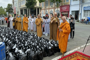 Buddhists in Tien Giang release fish on occasion of 2566th Buddha’s Birthday