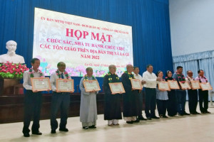 Authorities in Binh Thuan meet with dignitaries of religions