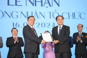 Deputy Minister Vũ Chiến Thắng presents recognition certificate to Vietnam United Gospel Outreach Church