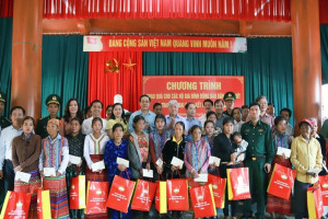 Vietnam Fatherland Front sends supports to Chut ethinic people in Rao Tre