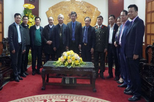 Ha Tinh Diocese extends pre-Tet visit to provincial authorities of Quang Binh