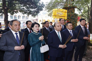President, overseas Vietnamese offer Lunar New Year incense