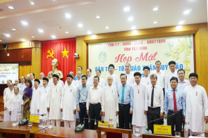 Provincial authorities in Tay Ninh meet with key religious and ethnic people