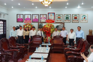 An Giang authorities extend Easter greetings to Long Xuyen diocese