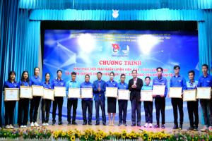 Honoring outstanding ethnic & religious youth in Lam Dong