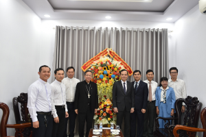 Deputy Prime Minister Trần Lưu Quang pays Christmas visits in Binh Thuan, Dong Nai
