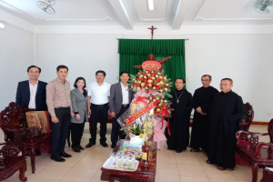 Central mass mobilization commission official extends Tet greetings to Thien An monastery