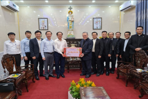 Deputy Minister of Home Affairs pays pre-Tet visit to Hue Archdiocese