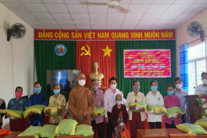 Lien Hoa Buddhist temple in Tien Giang presents Tet gifts to poor locals, inaugurates rural bridge