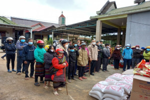 Priest of sacred heart congregation in Hue presents supports to people with vision impairment and ethnic minorities ahead Lunar New Year 2022