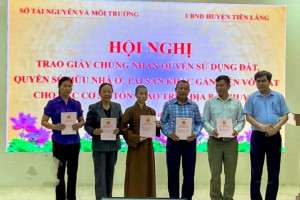Certificates of land use right granted to religious establishments in Hai Phong city’s Tien Lang district