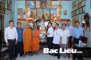 Ethnic affairs committee official extends congratulation Buddhist solidarity association in Bac Lieu on Sene Dolta Festival