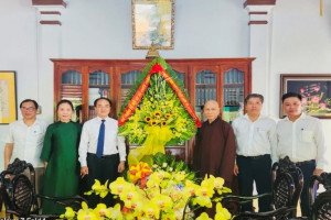 Deputy Minister of Home Affairs Vũ Chiến Thắng visits Buddhist dignitaries in Thua Thien Hue, Quang Tri on occasion of Vesak Day