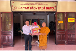 Religious committee in Da Nang extends greetings to Theravada Buddhist monks on occasion of summer retreat