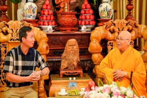 Government Religious Committee leader visits Buddhist dignitaries in Kon Tum