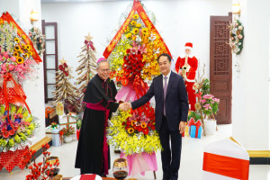 Deputy Minister Vũ Chiến Thắng extends Christmas visits to Catholic dignitaries