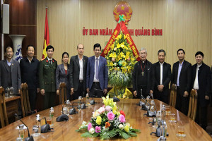 Quang Binh authority receives Ha Tinh diocese’s pre-Tet visit