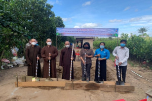 Charity houses to disadvantaged families sponsored by Buddhist Sangha in Ben Tre kicked off