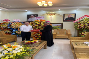 Deputy Minister of Home Affairs Vũ Chiến Thắng extends congratulations to new Bishop of Ha Tinh