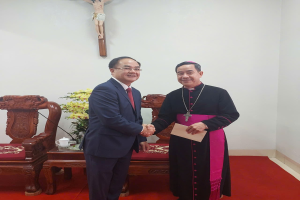 Deputy Minister Vũ Chiến Thắng extends Christmas greetings to Catholic parish of Lao Cai