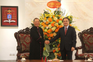 Deputy Minister Vũ Chiến Thắng extends Christmas greetings to Hanoi Archdiocese