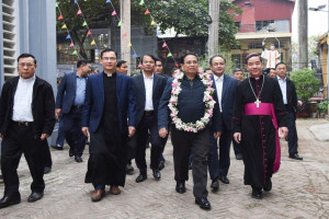 PM extends Christmas greetings to Lao Cai Catholics