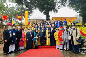 President, OVs offer incense at Imperial Citadel, pray for national peace, prosperity