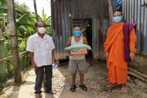 Khmer pagodas in Soc Trang present supports to the poor ahead Chol Chnam Thmay festival