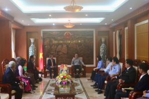 Government religious committee official receives Vietnam Baptist Church