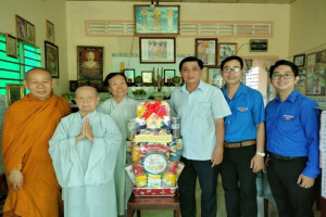 Religious Committee in An Giang pays visit to Buddhist nun ahead of national reunification day 