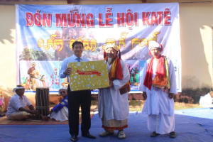 Ninh Thuan provincial authorities extend congratulations to Cham Brahmins on Kate Festival