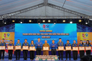 Honoring outstanding ethnic & religious youth in Dong Nai
