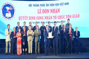 Government Religious Committee presents recognition certificate to Vietnam Full Gospel Church