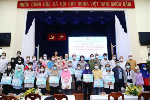 VFF in HCM City presents gifts to Muslim communities, scholarships to students of Cham Muslims