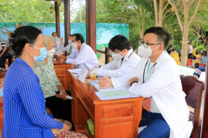 Buddhist monastery hosts medical charity for poor people in Vinh Long
