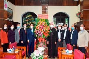 Authorities in Da Nang city, Phu Tho province extend Christmas visits to local Christians