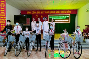 Caodai parish in An Giang present gifts to pupils