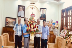 Religious Committee in Ha Tinh extends congratulations to Bishop of Ha Tinh diocese on St. Louis' Feast Day
