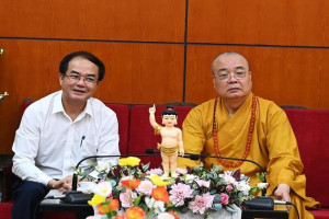 Deputy Minister of Home Affairs Vũ Chiến Thắng extends Vesak greetings to Central VBS