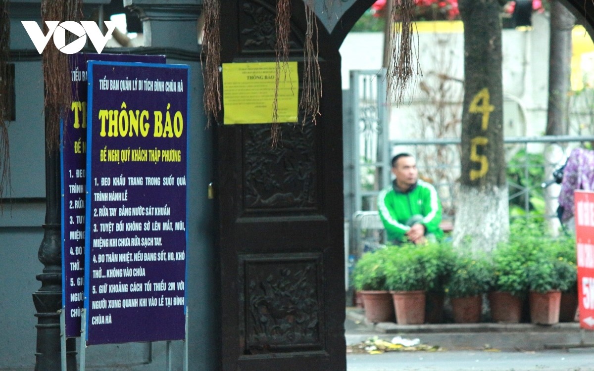 a notice is placed at the gate of the pagoda to remind all worshippers to don face masks during their visit.