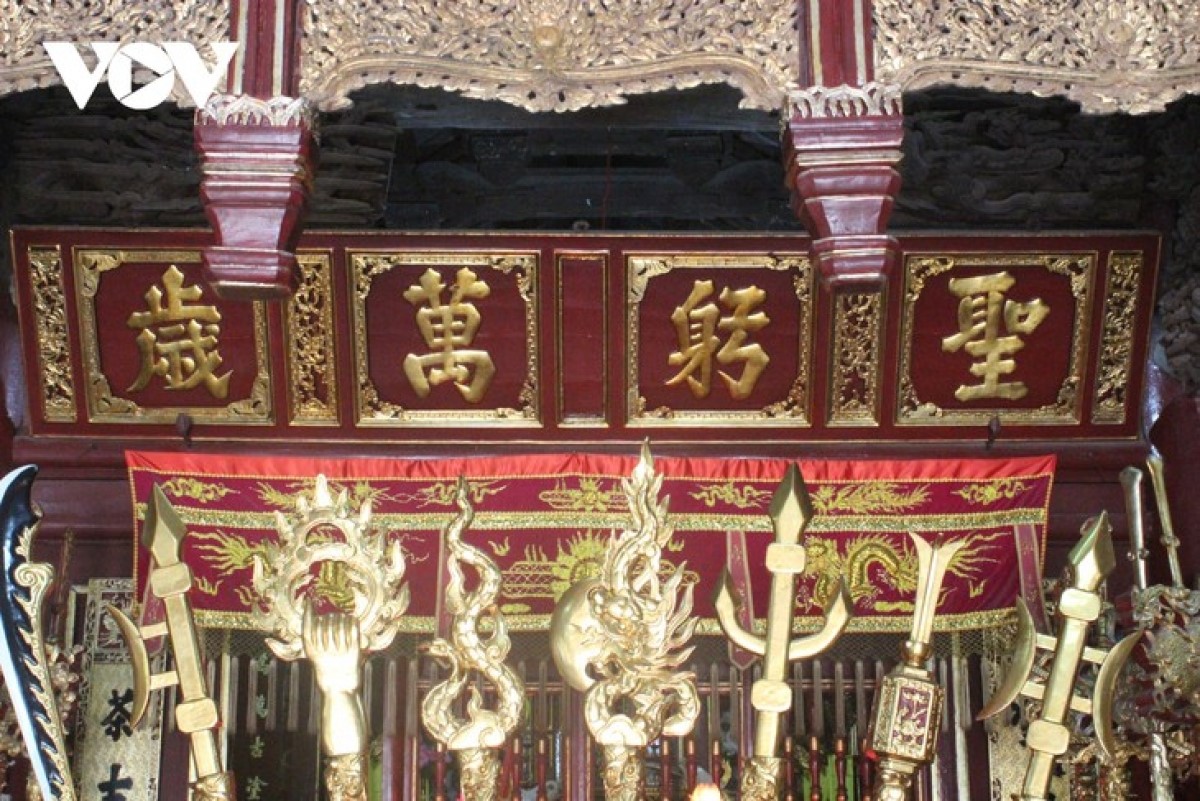 lacquered boards inside tra co communal house  