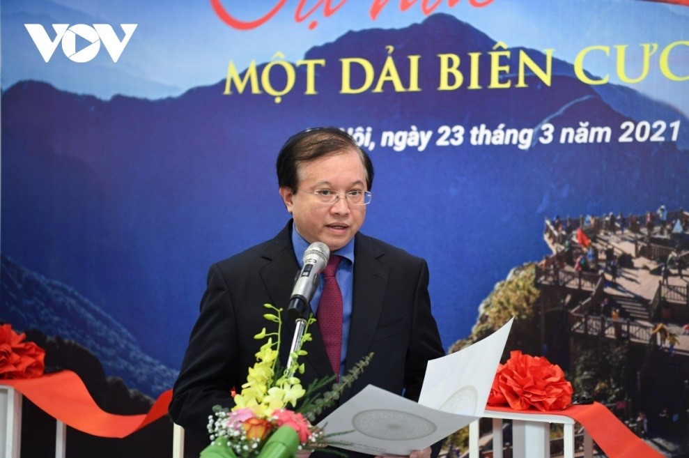 addressing the opening ceremony on march 23, deputy minister of culture, sports and tourism ta quang dong says the organisers have chosen 100 outstanding images from a total of 196 entries, with the photo contest aiming to highlight vietnamese border areas.