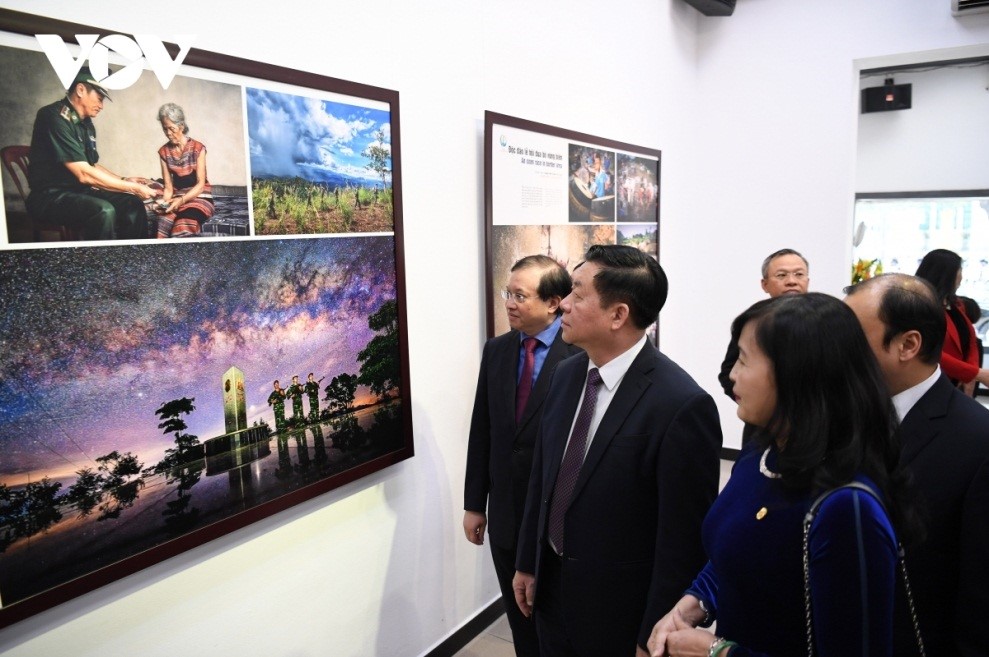 the exhibition showcases the deep concern that photographers nationwide have for the issue of national sovereignty and the need to protect both national borders and territory, deputy minister dong notes.