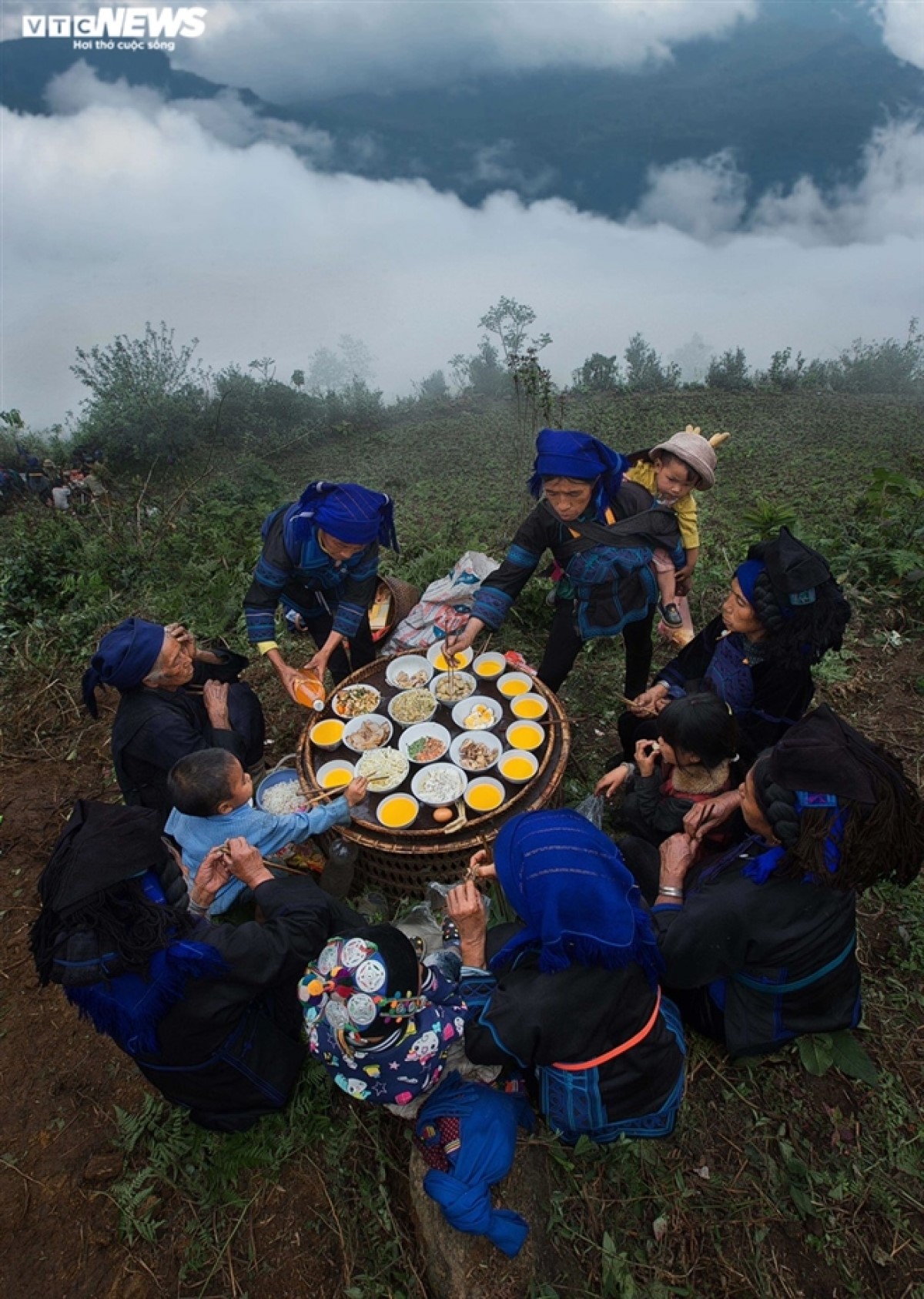 before they leave for home, family members enjoy a lunch in front of the grave, an act which shows the solidarity of the ha nhi ethnic people through various generations.