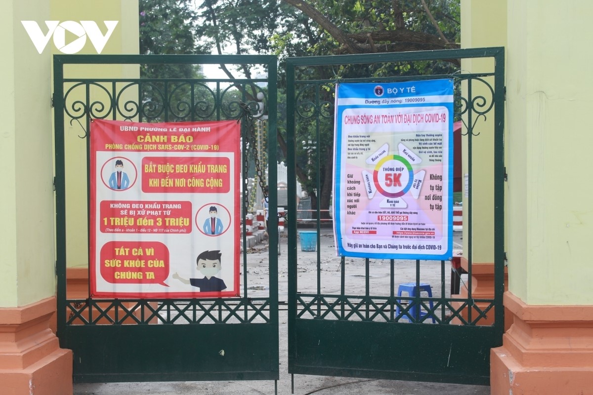 notices detailing the health ministry’s 5k message in vietnamese of khau trang (facemask), khu khuan (disinfection), khoang cach (distance), khong tu tap (no gatherings), and khai bao y te (health declaration) are put up. in addition, they give information about the strong punishments that can be handed out to law-breakers.