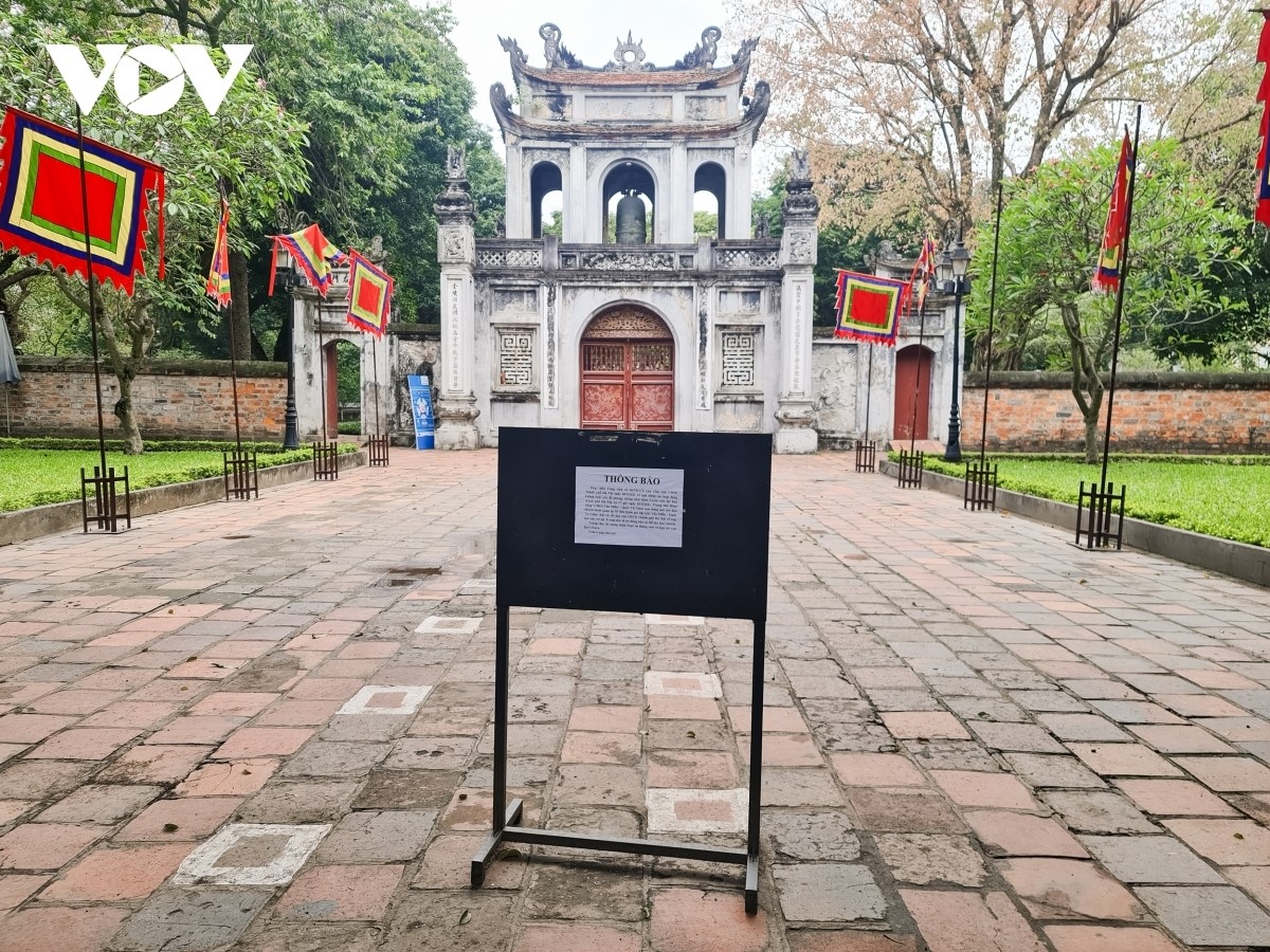 local authorities temporarily close relic sites and worship places from 5 p.m. on may 3. in the photo, the temple of literature unveils an announcement, saying it will not receive visitors as a way of preventing the spread of the virus until further notice.