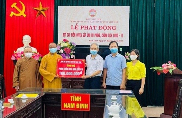 thượng tọa thích quảng hà trao tặng 100 triệu đồng đến quỹ phòng, chống covid-19